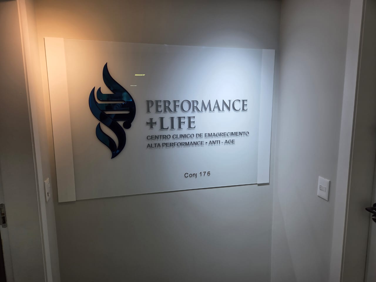Placa com a marca Performance + Life na entrada