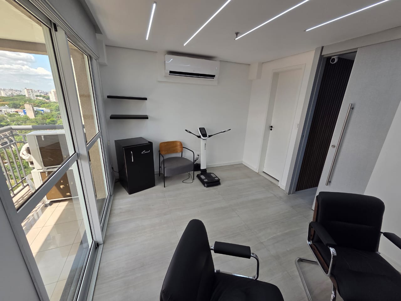 Sala de avaliação com vista para a cidade