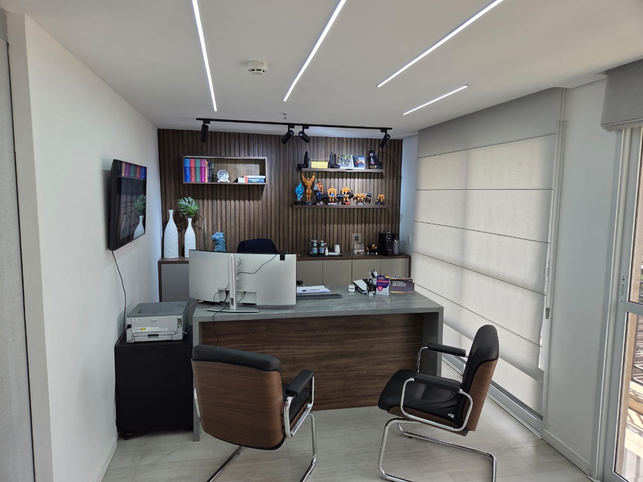 Consultório de atendimento com mesa de madeira