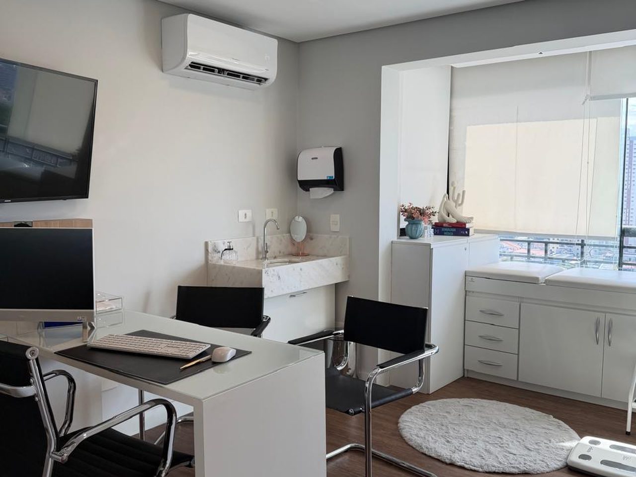 Sala de avaliação corporal com InBody e vista da cidade